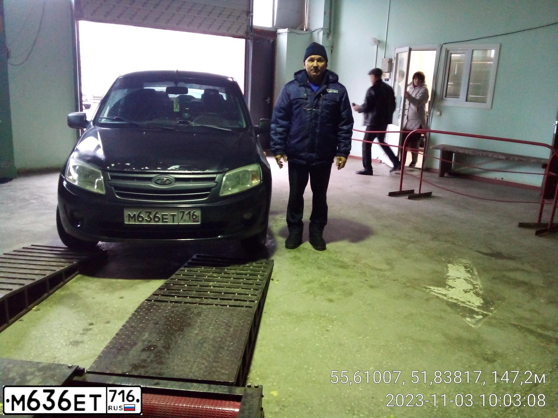 Фото автомобиля LADA 2190 GRANTA, 2012 — госномер Р008УТ116. Цвет: Сине-Черный