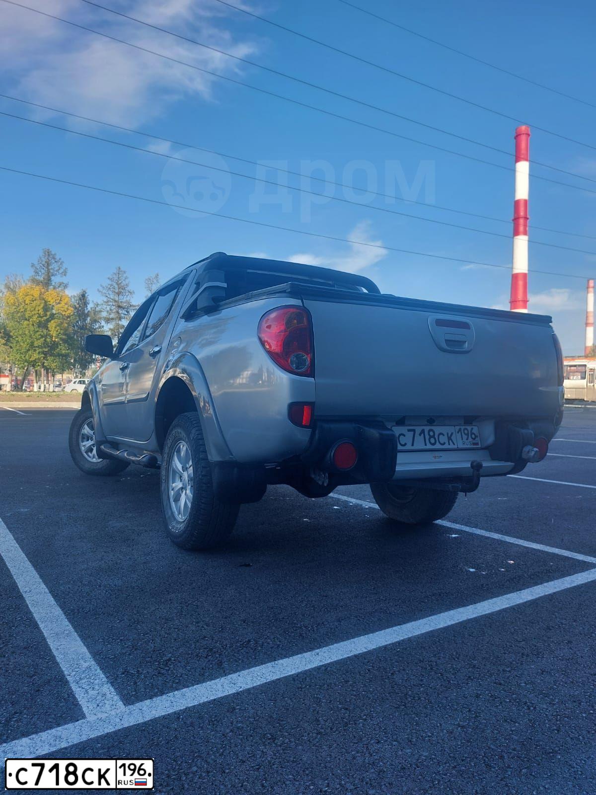 Фото автомобиля MITSUBISHI L 200, 2012 — госномер С718СК196. Цвет: Серебристый