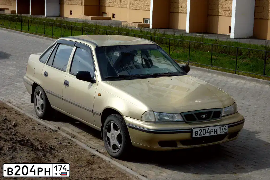 Фото автомобиля DAEWOO NEXIA, 2008 — госномер Е087КР11. Цвет: ПЕСОЧНО-БЕЖЕВЫЙ