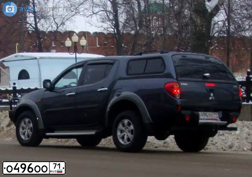 Фото автомобиля MITSUBISHI L 200, 2007 — госномер О496ОО71. Цвет: СЕРО-ГОЛУБОЙ