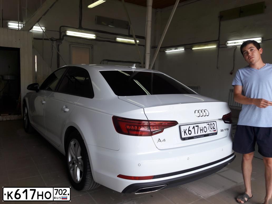 Фото автомобиля AUDI A4, 2018 — госномер К617НО702. Цвет: Белый