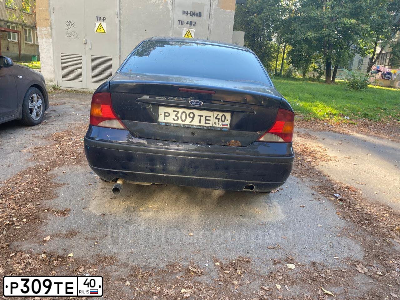 Фото автомобиля FORD FOCUS, 2003 — госномер Р309ТЕ40. Цвет: Темно-синий