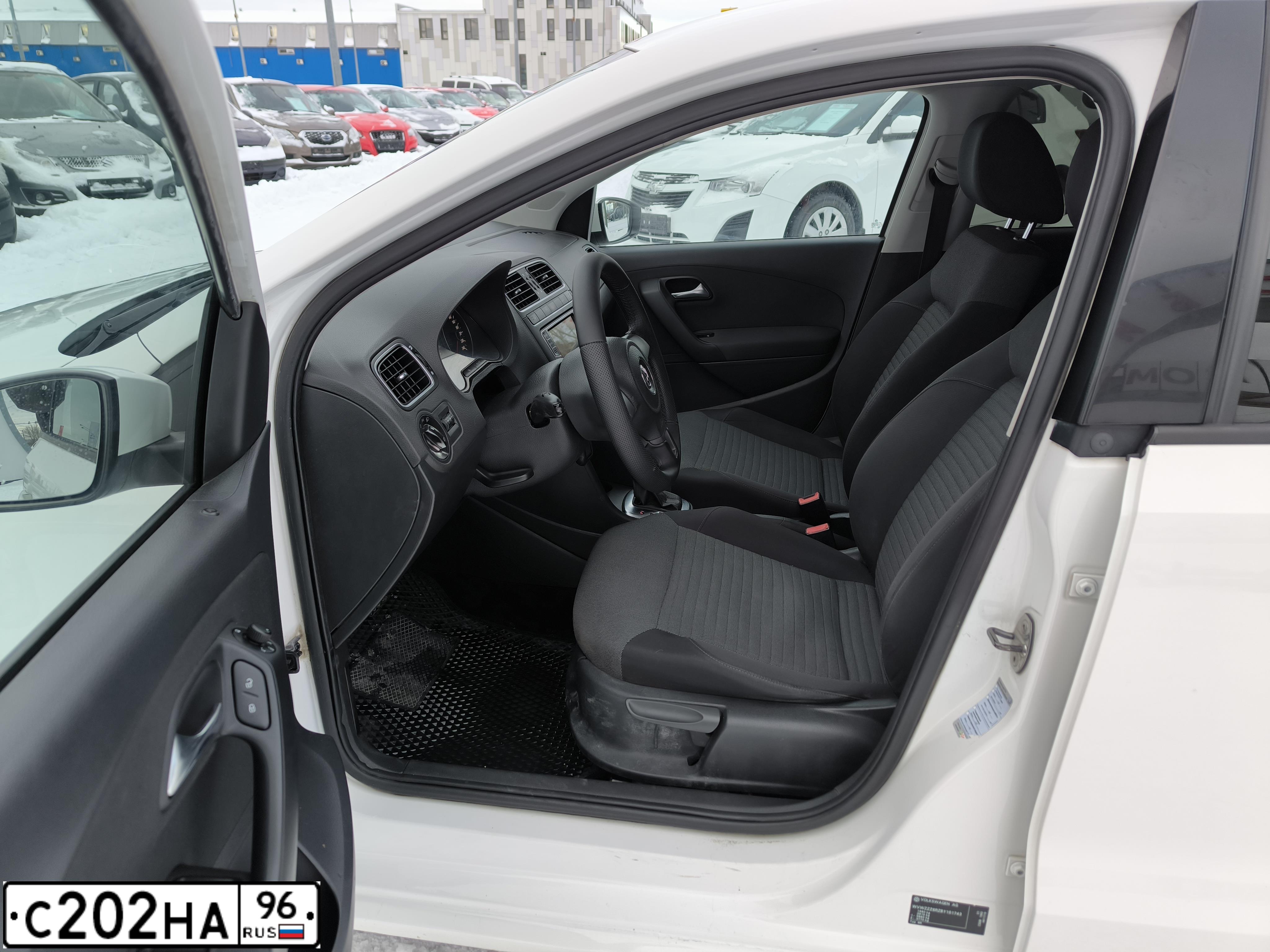 Фото автомобиля VOLKSWAGEN POLO, 2010 — госномер С202НА96. Цвет: Белый