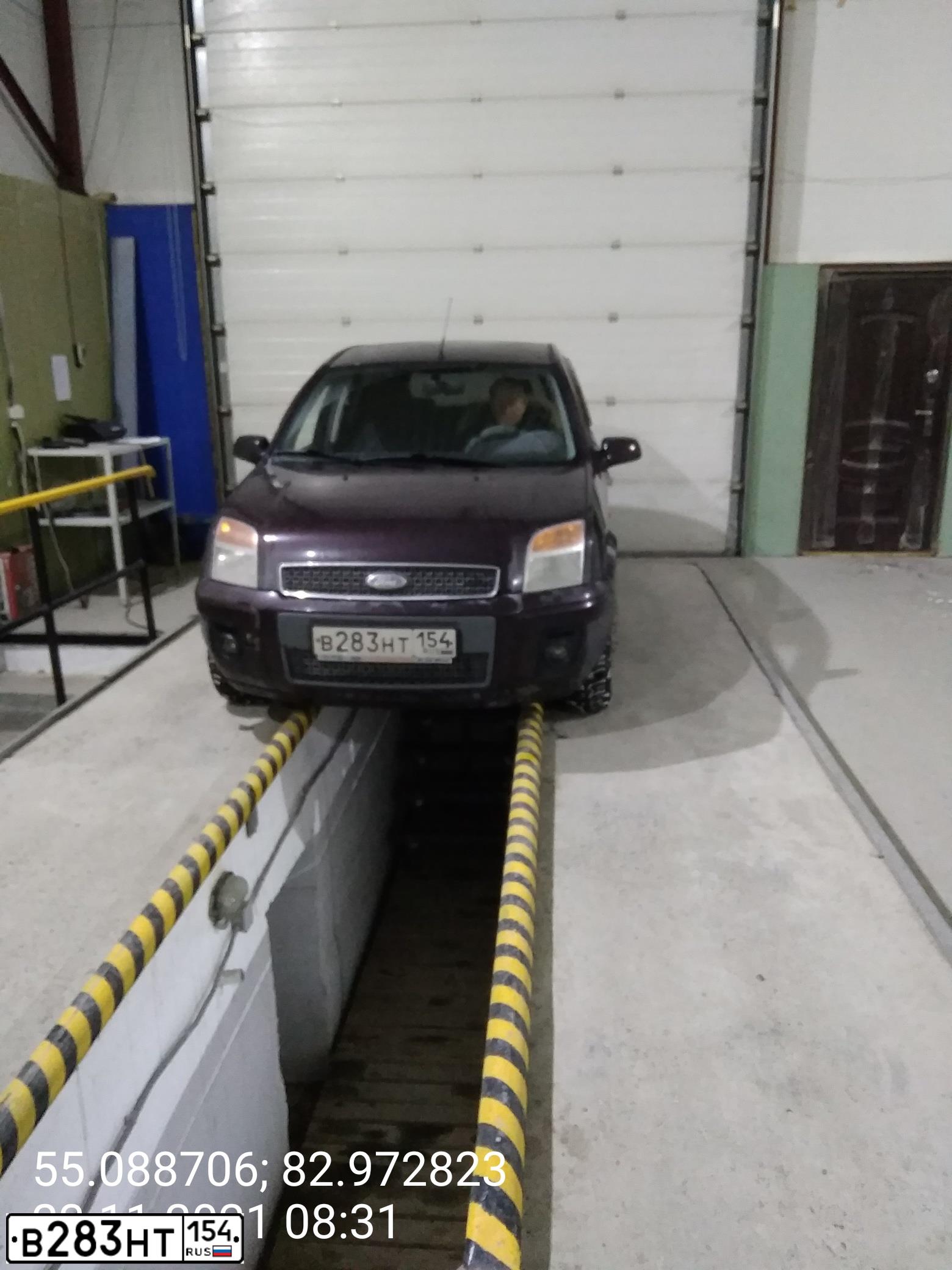 Фото автомобиля FORD FUSION, 2009 — госномер В283НТ154. Цвет: ФИОЛЕТОВЫЙ