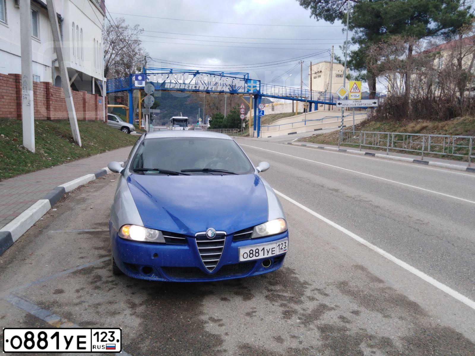 Фото автомобиля ALFA ROMEO 156, 2004 — госномер Е861ТР18. Цвет: СВЕТЛО-СЕРЫЙ
