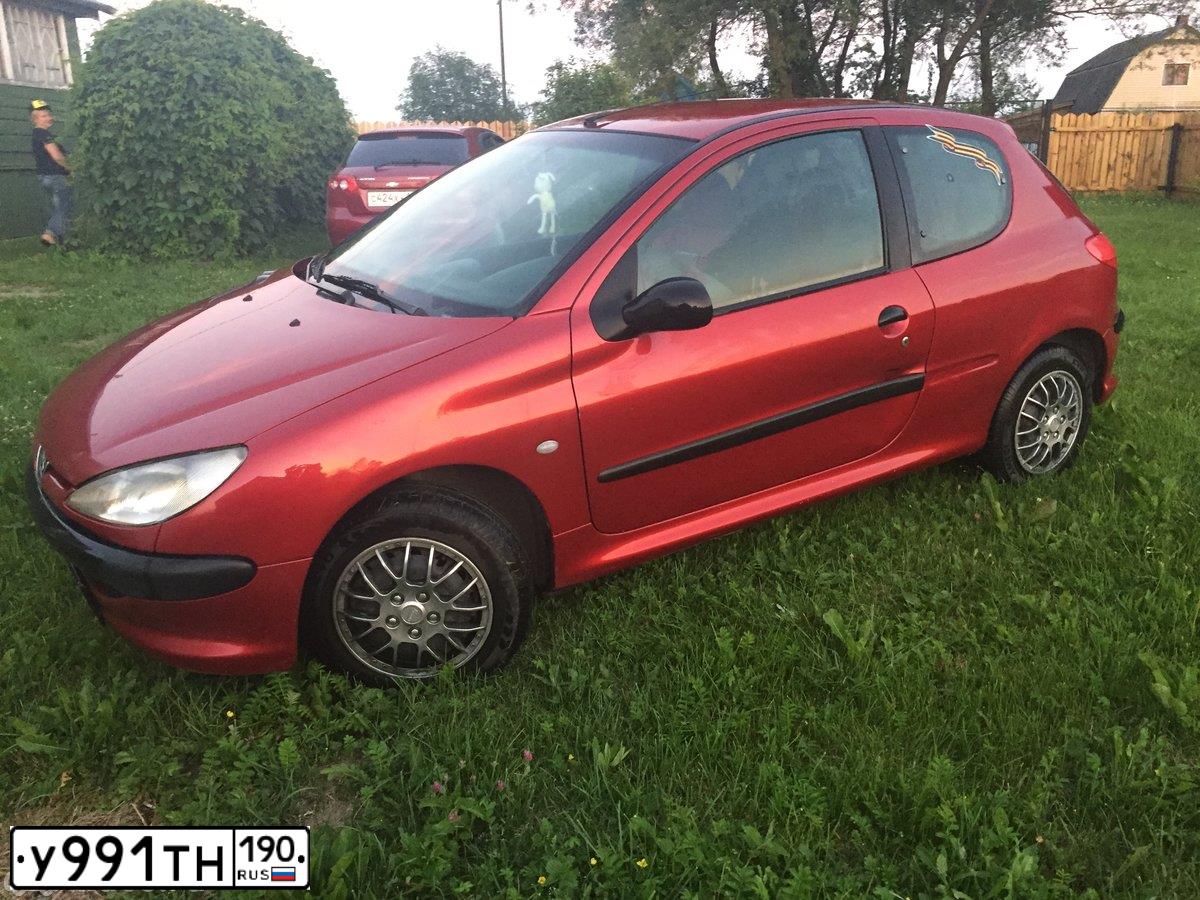 Фото автомобиля PEUGEOT 206, 2002 — госномер Х585РМ190. Цвет: КРАСНЫЙ