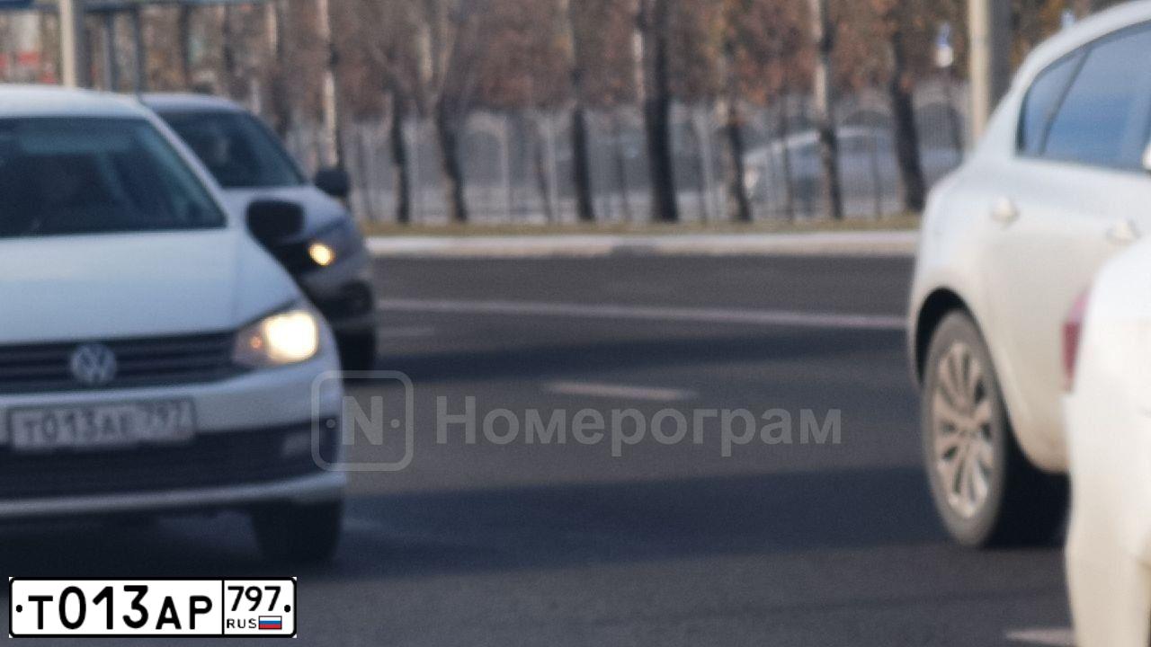 Фото автомобиля MERCEDES G-KLASSE, 2019 — госномер Т013АР797. Цвет: ТЕМНО-КРАСНЫЙ