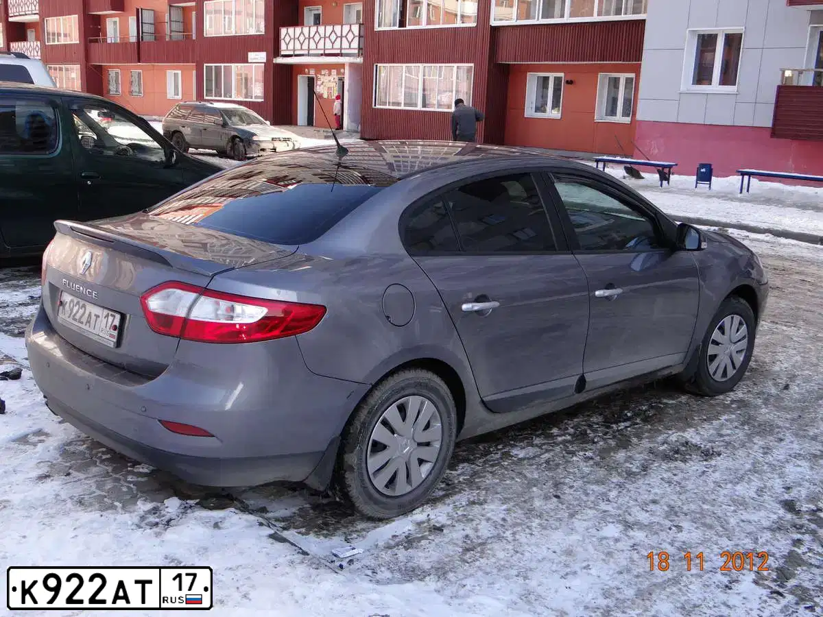 Фото автомобиля RENAULT FLUENCE, 2010 — госномер У357ЕМ138. Цвет: ТЕМНО-СЕРЫЙ
