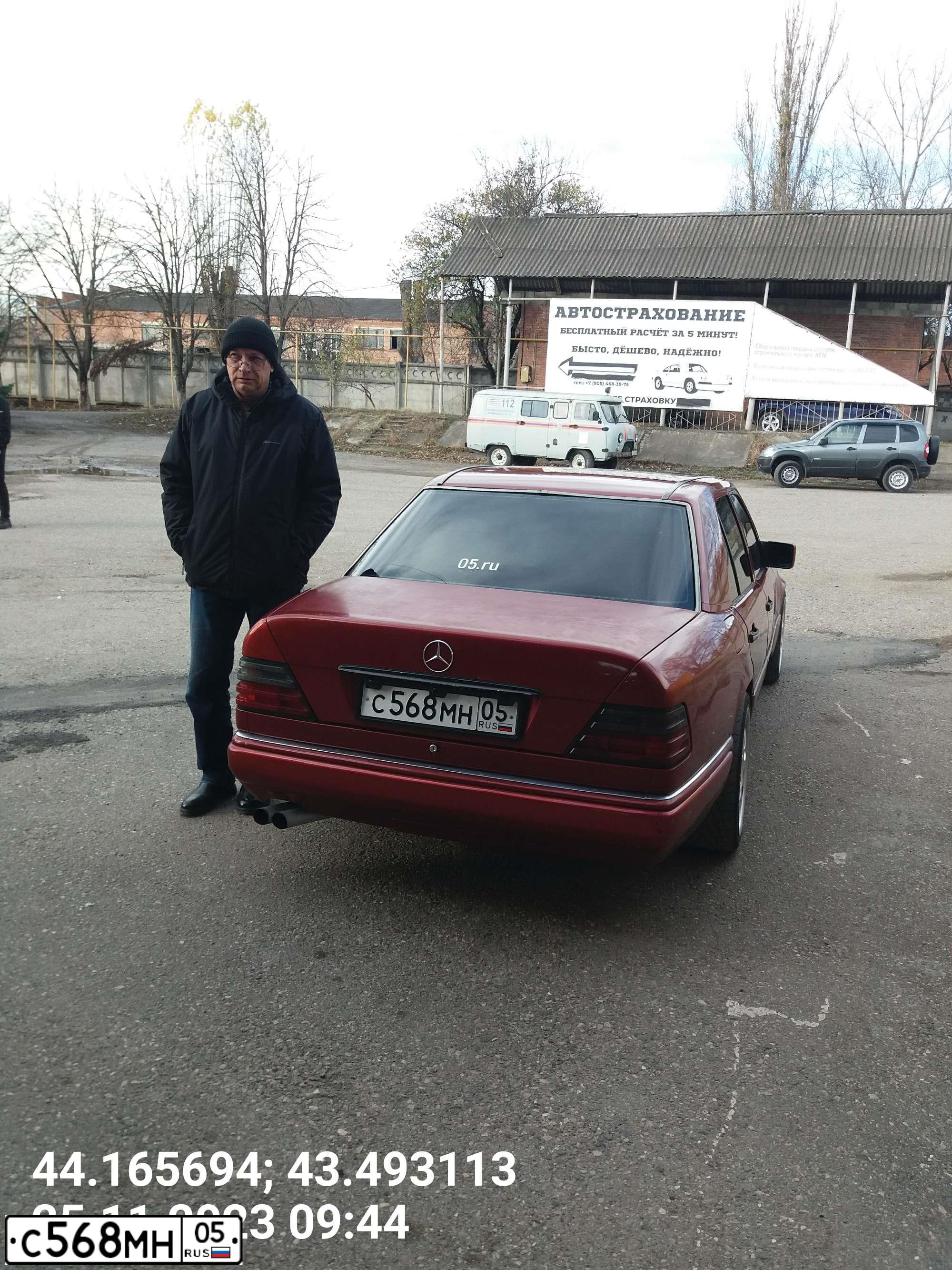 Фото автомобиля MERCEDES E-KLASSE, 1994 — госномер С568МН05. Цвет: КРАСНЫЙ МЕТАЛЛИК