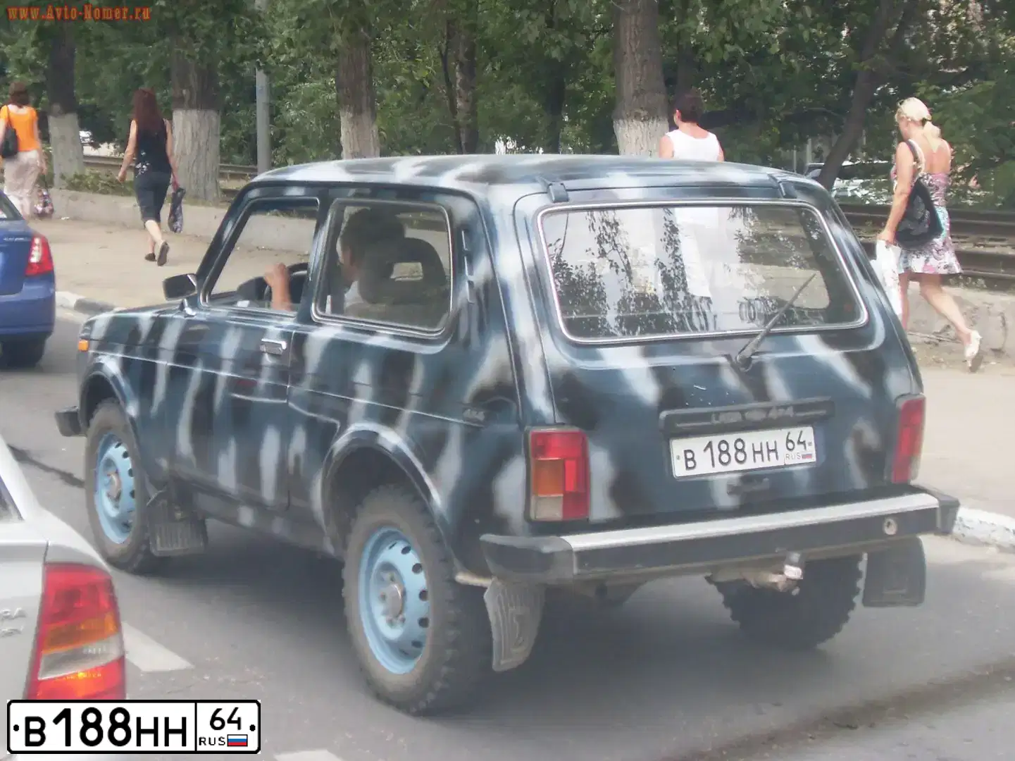 Фото автомобиля LADA 2121 NIVA, 2003 — госномер В188НН64. Цвет: СИНЕ-ЗЕЛЕНЫЙ