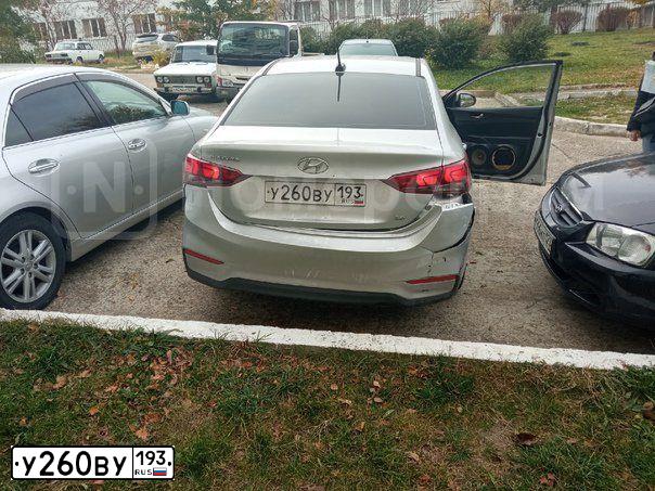 Фото автомобиля HYUNDAI SOLARIS, 2020 — госномер Н413РК126. Цвет: СЕРЫЙ