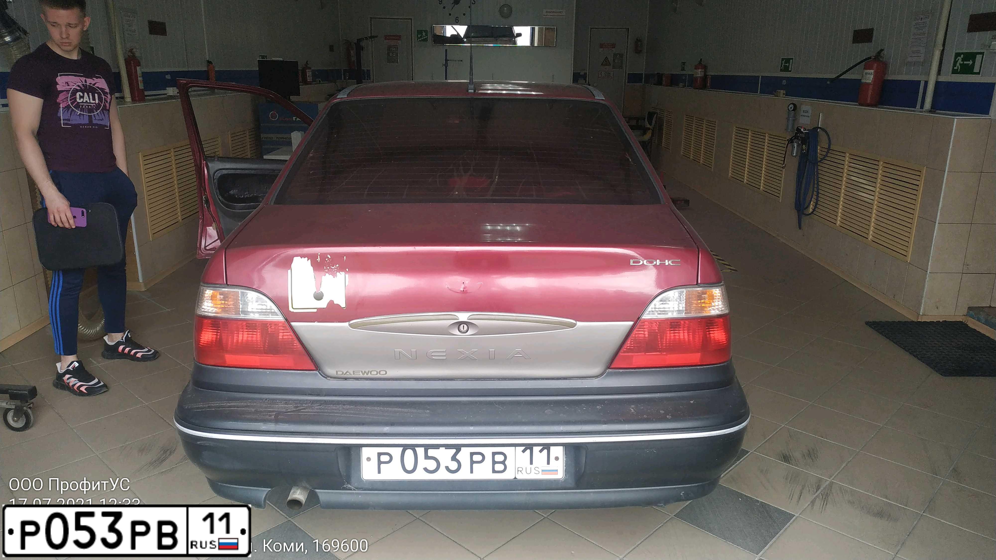 Фото автомобиля DAEWOO NEXIA, 2006 — госномер Е713ЕН29. Цвет: СПЕЛАЯ ВИШНЯ
