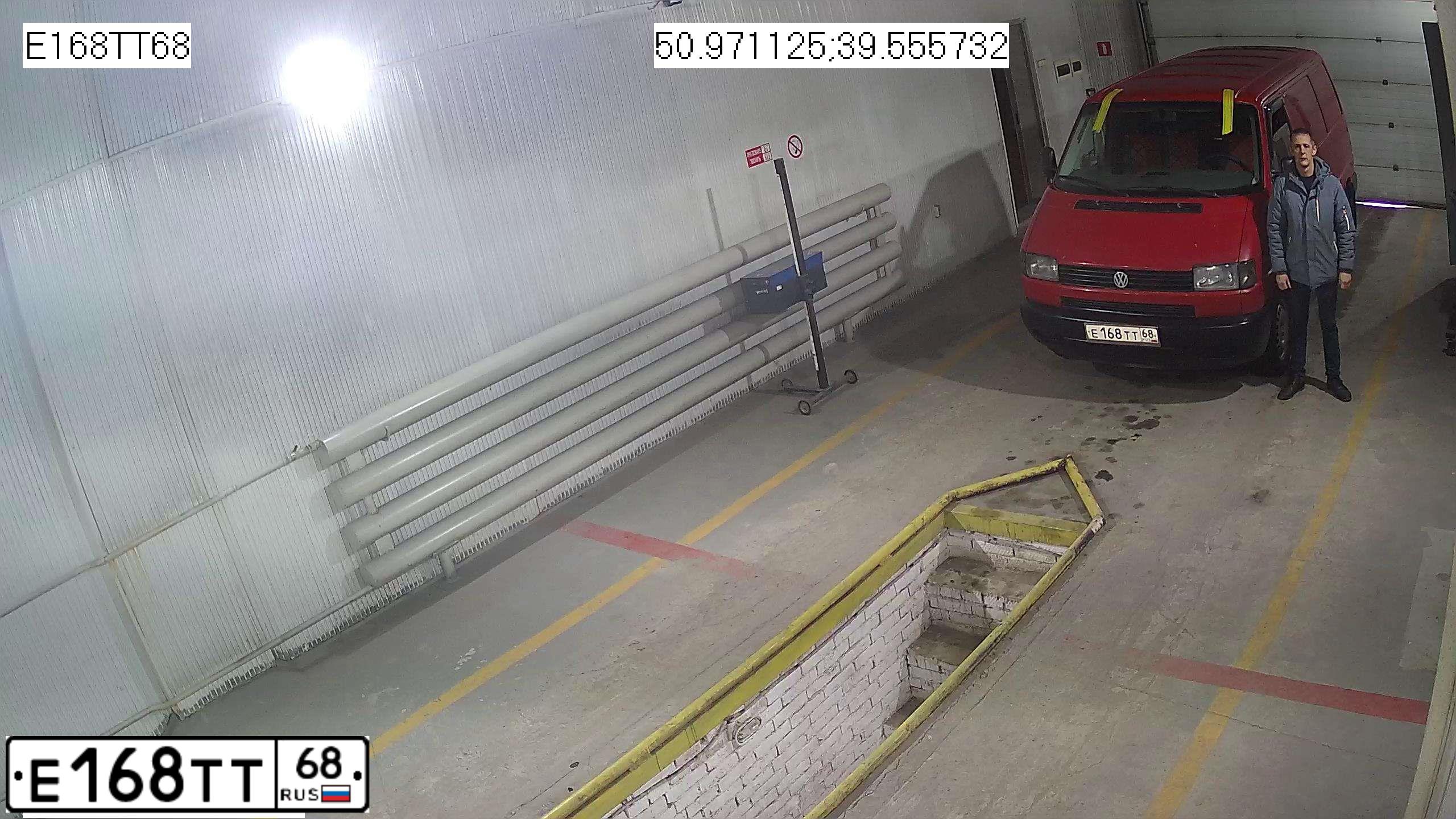 Фото автомобиля VOLKSWAGEN TRANSPORTER T4, 1999 — госномер В492ММ136. Цвет: Красный