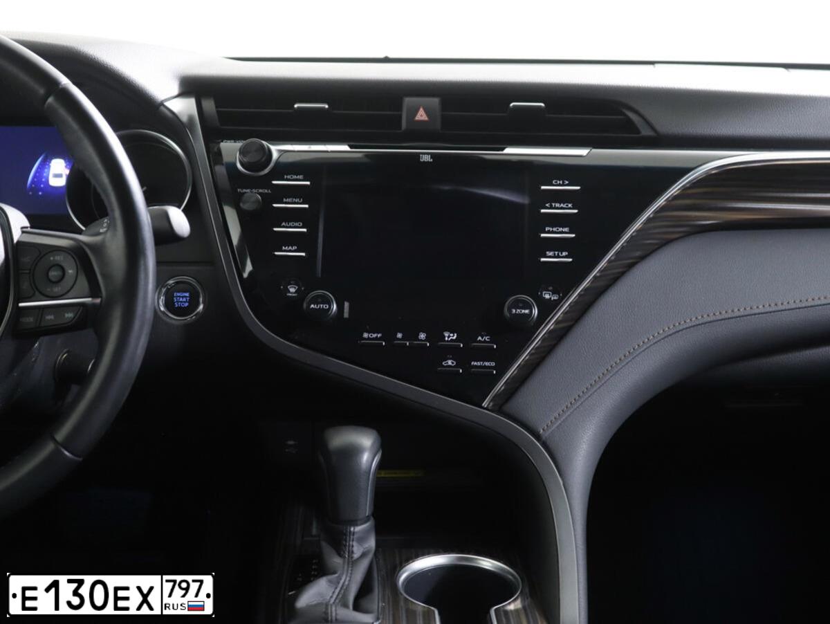 Фото автомобиля TOYOTA CAMRY, 2019 — госномер О467УУ716. Цвет: БЕЛЫЙ ПЕРЛАМУТР