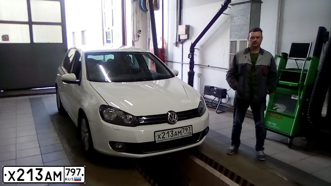 Фото автомобиля VOLKSWAGEN GOLF, 2010 — госномер Х213АМ797. Цвет: Белый