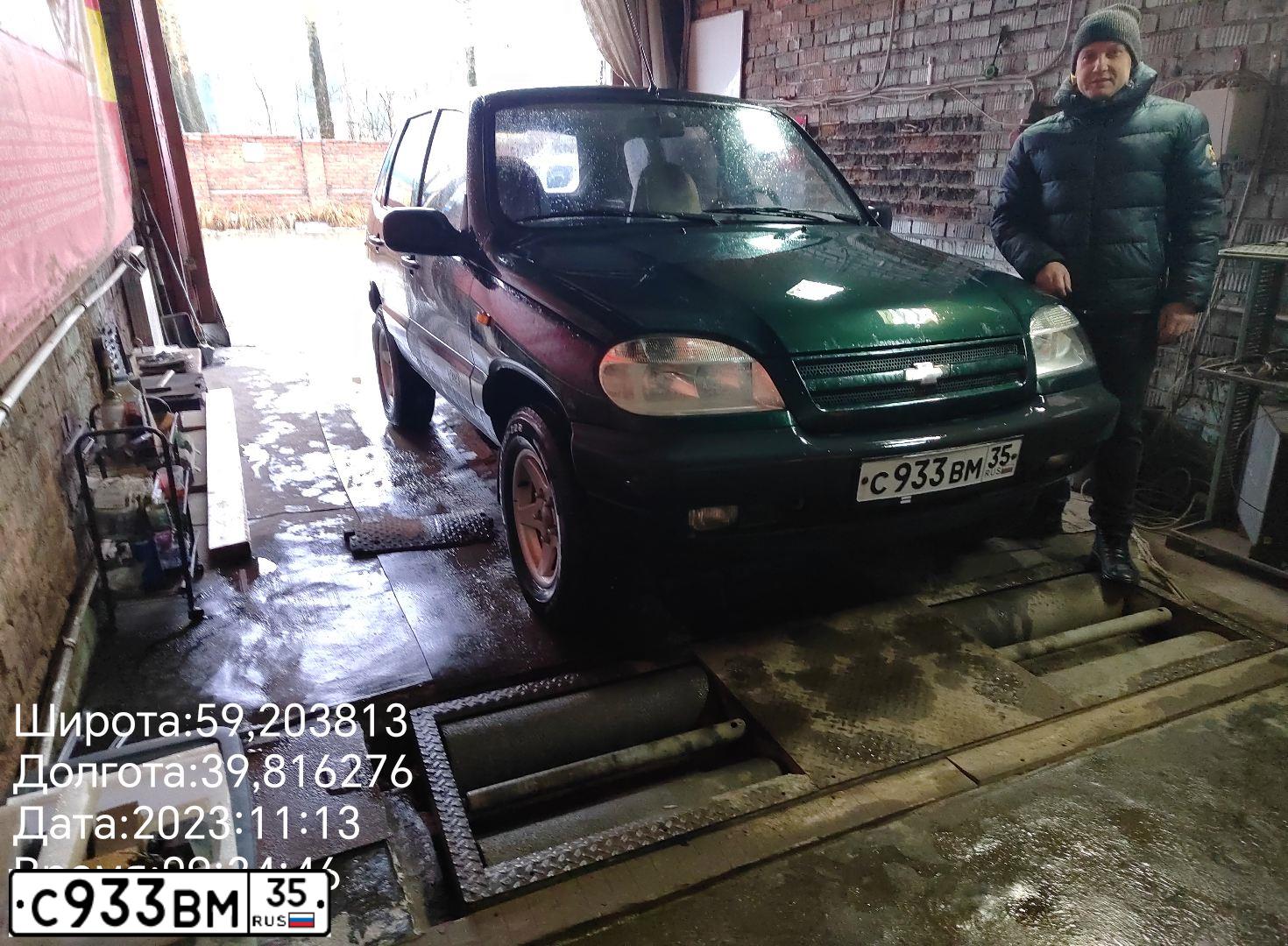 Фото автомобиля CHEVROLET NIVA, 2004 — госномер М646ТО35. Цвет: ТЕМНО-ЗЕЛЕНЫЙ