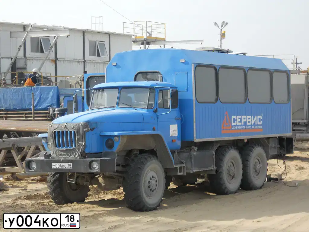Фото автомобиля URAL 3255 /4320 /6X6//, 2007 — госномер У004КО18. Цвет: СИНИЙ