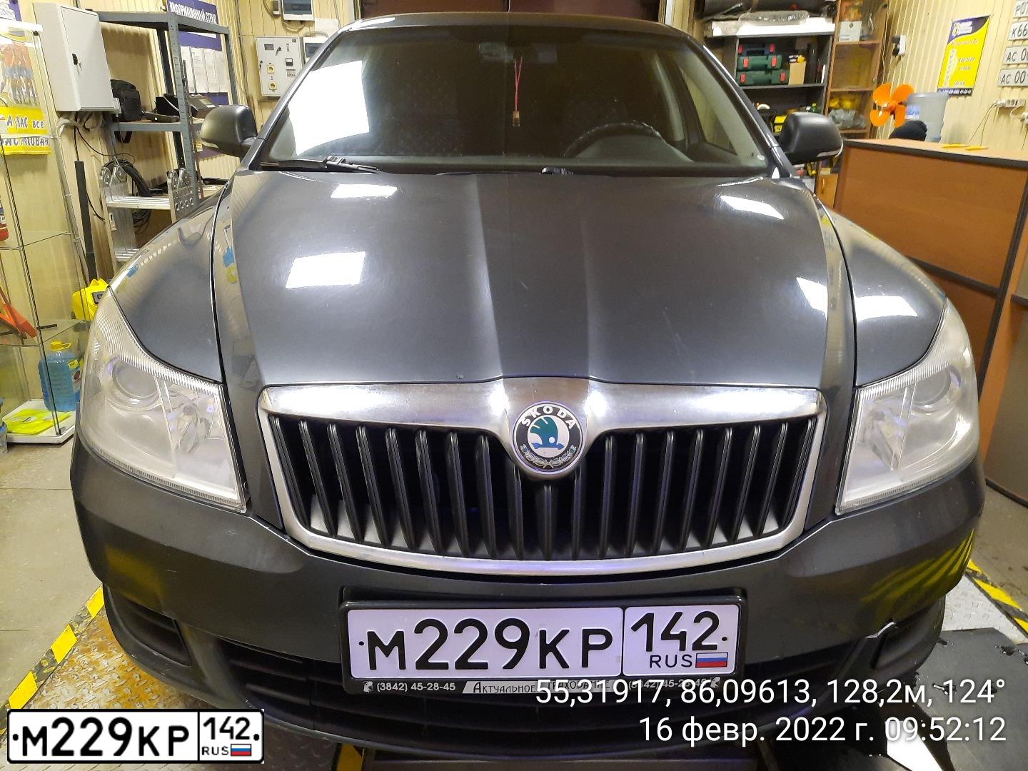 Фото автомобиля SKODA OCTAVIA, 2010 — госномер М229КР142. Цвет: ТЕМНО-СЕРЫЙ