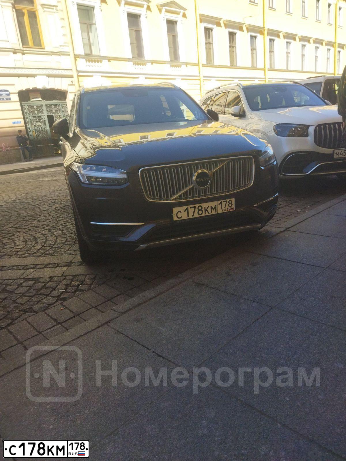 Фото автомобиля VOLVO XC90, 2014 — госномер Е404АМ977. Цвет: ТЕМНО-КОРИЧНЕВЫЙ