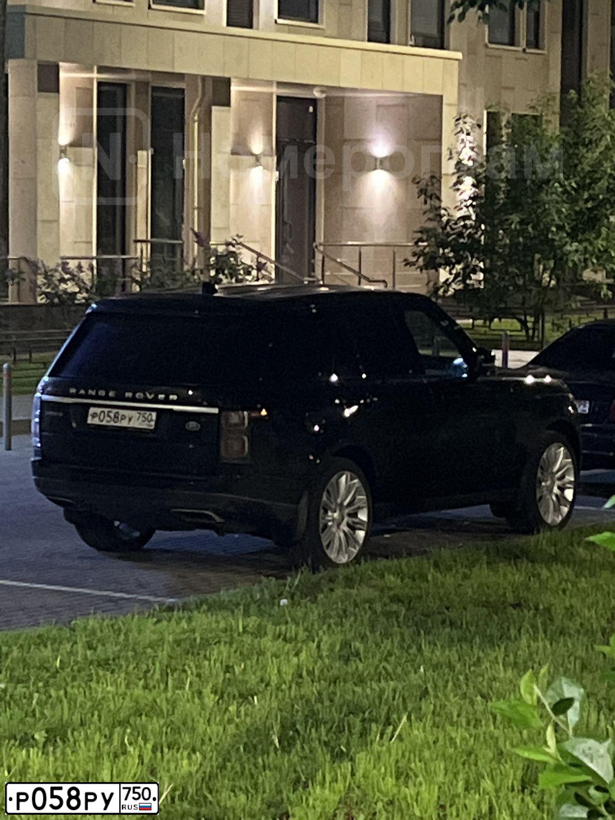 Фото автомобиля LANDROVER RANGE ROVER, 2018 — госномер Р058РУ750. Цвет: ЧЕРНЫЙ