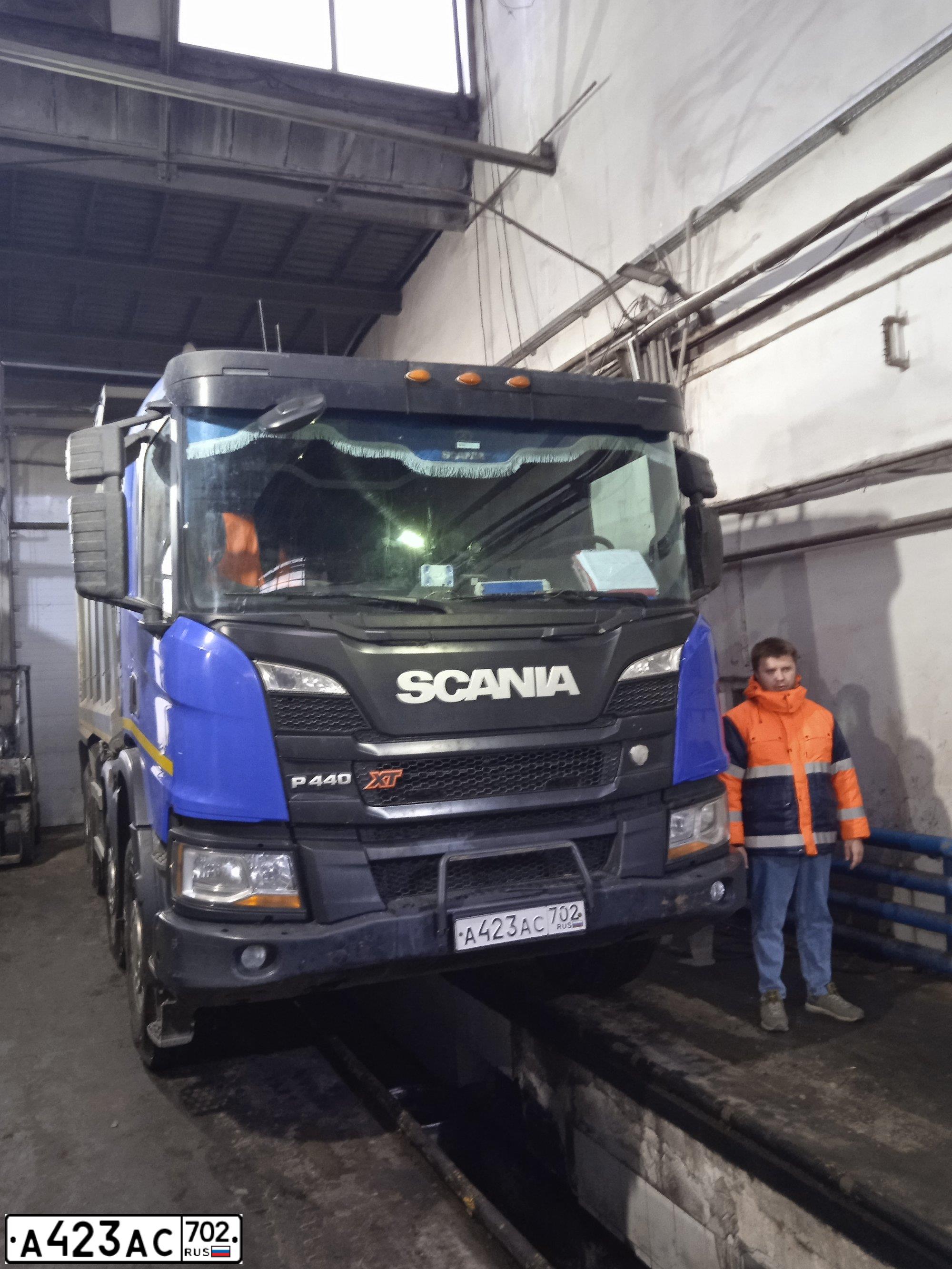 Фото автомобиля SCANIA SERIE P /8X4/, 2019 — госномер А423АЕ702. Цвет: СИНИЙ