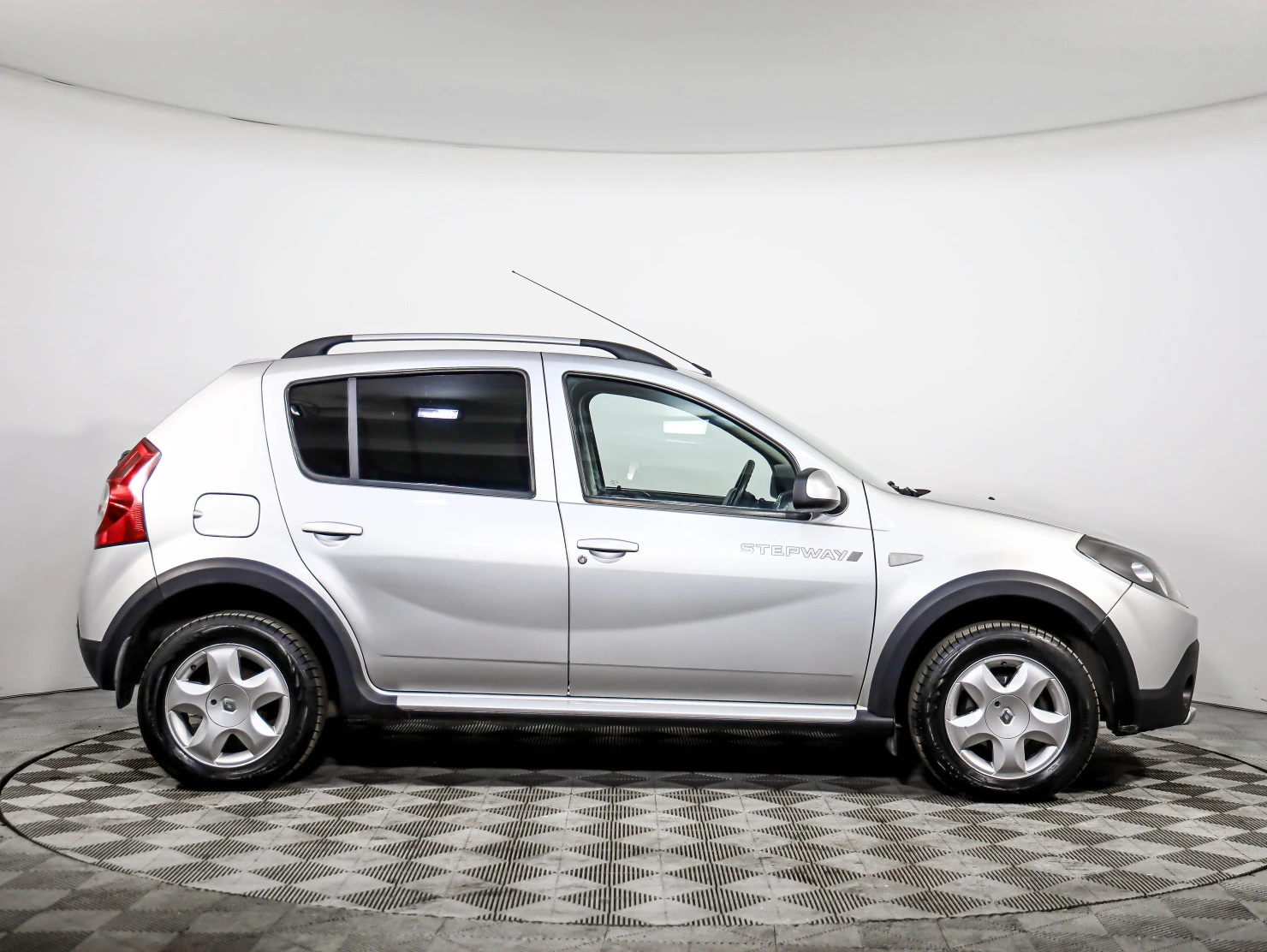 Фото автомобиля RENAULT T SANDERO, 2014 — госномер Е745ВО198. Цвет: СВЕТЛО-СЕРЫЙ
