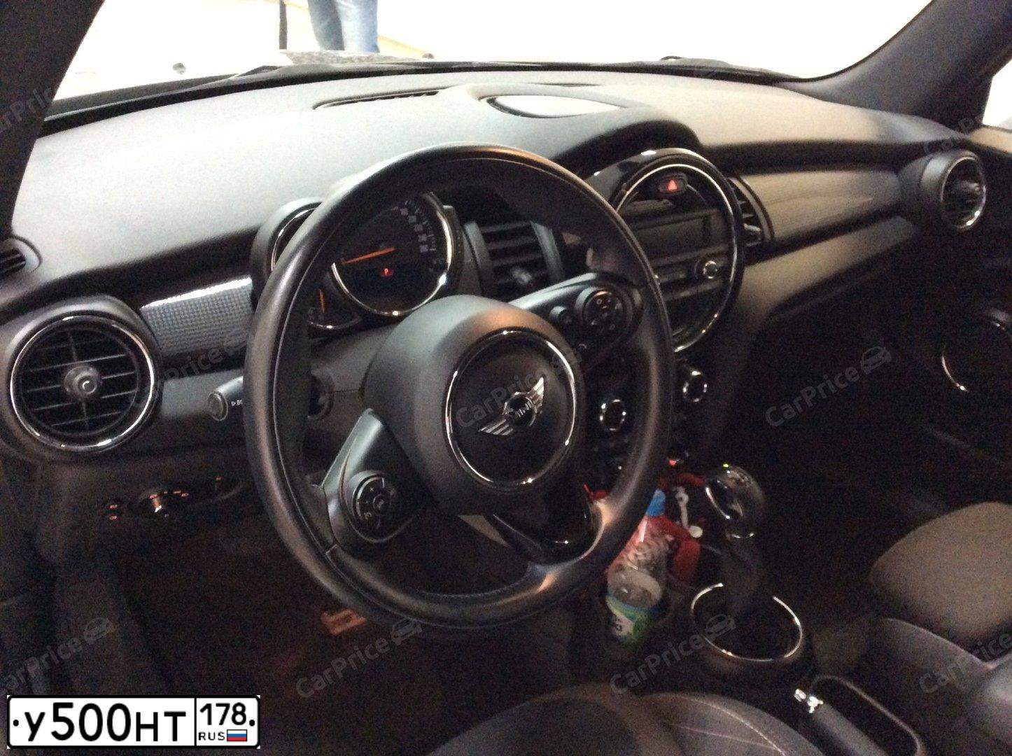 Фото автомобиля MINI I MINI, 2014 — госномер У500НТ178. Цвет: ЧЕРНЫЙ