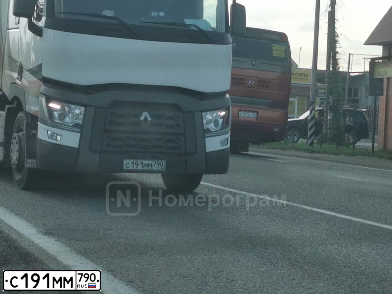 Фото автомобиля RENAULT T-SERIE, 2019 — госномер С191ММ790. Цвет: Белый