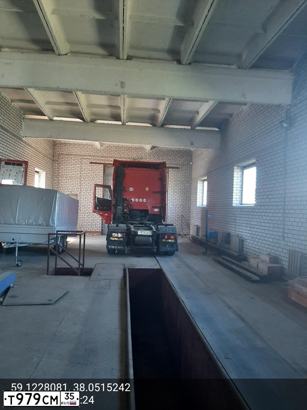 Фото автомобиля VOLVO FH12, 1994 — госномер Н531МА60. Цвет: Красный
