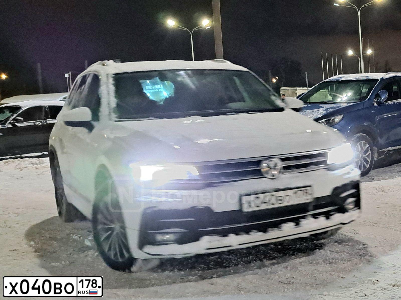 Фото автомобиля VOLKSWAGEN TIGUAN, 2018 — госномер У999УР47. Цвет: БЕЛЫЙ