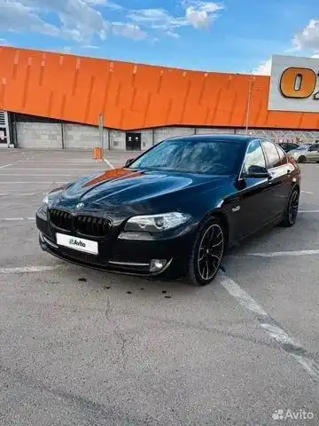 Фото автомобиля BMW SERIE 5, 2013 — госномер Е005ТР93. Цвет: ЧЕРНЫЙ