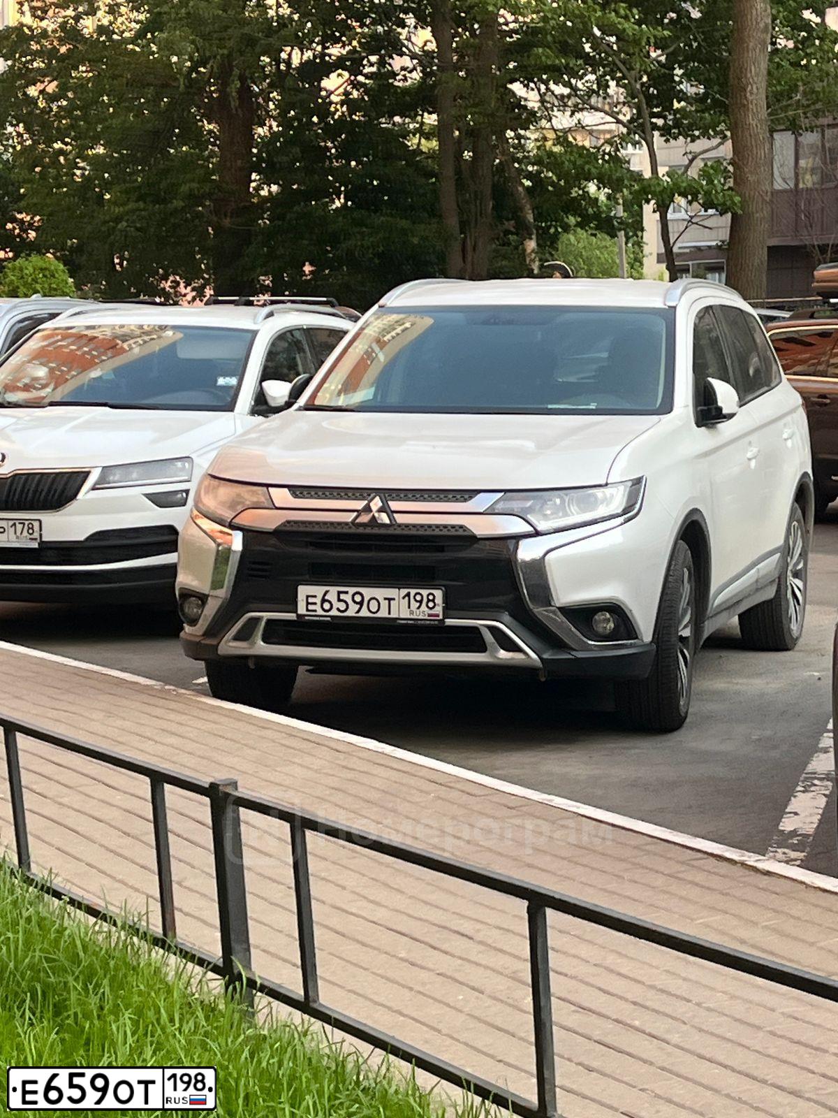 Фото автомобиля MITSUBISHI OUTLANDER, 2019 — госномер Е659ОТ198. Цвет: Белый