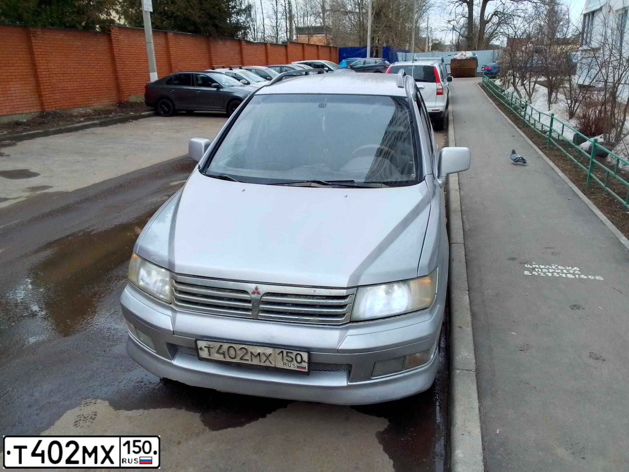 Фото автомобиля MITSUBISHI SPACE WAGON, 2000 — госномер О627ЕУ550. Цвет: Серый