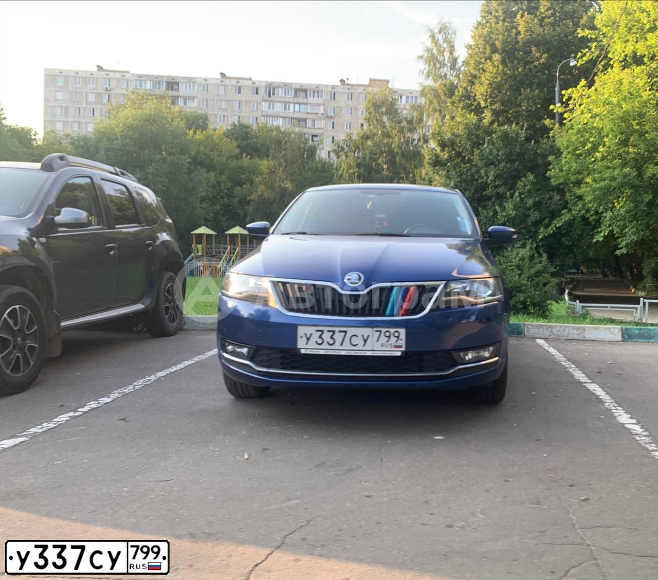 Фото автомобиля SKODA RAPID, 2019 — госномер У337СУ799. Цвет: синий