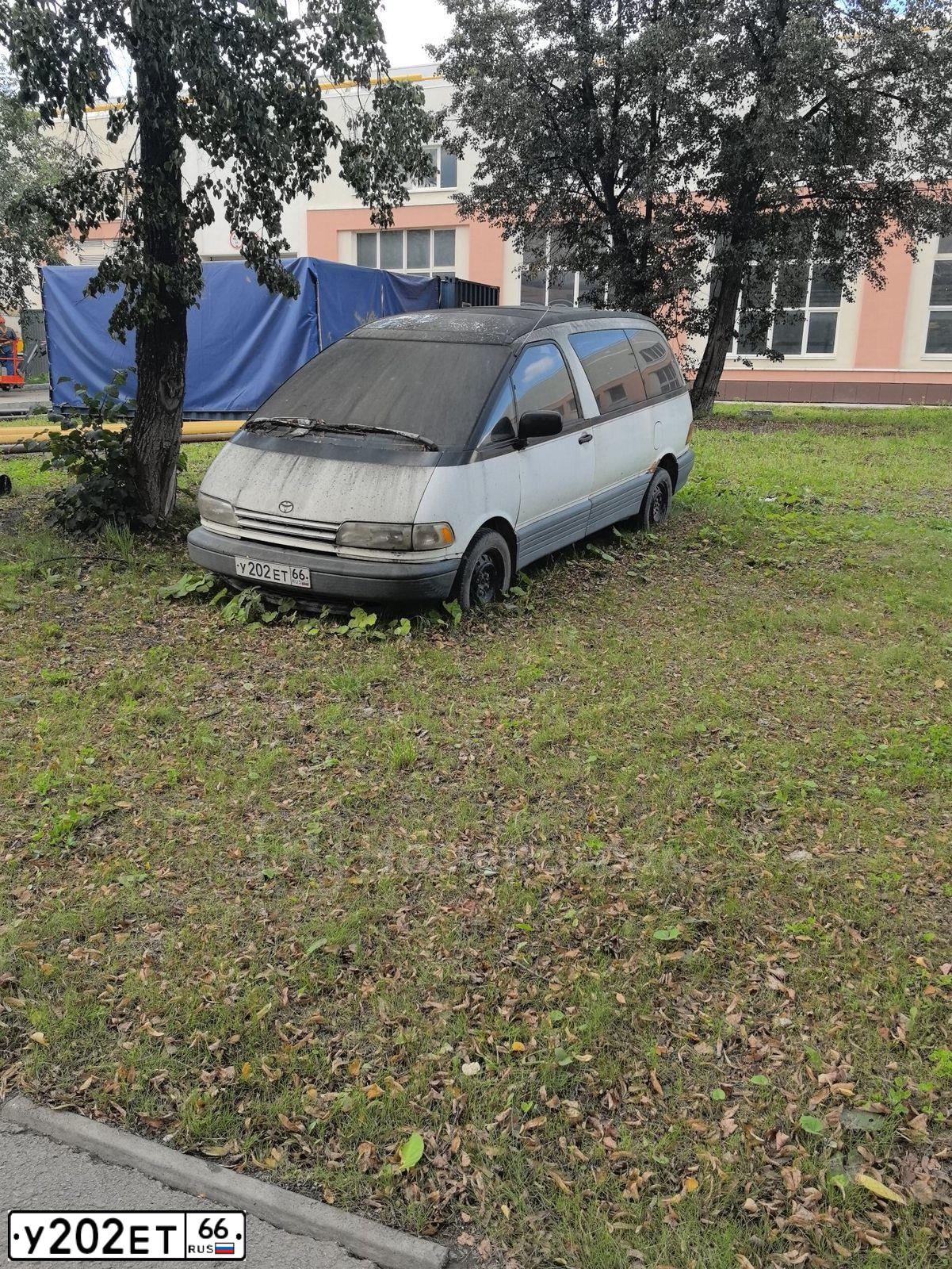 Фото автомобиля TOYOTA PREVIA, 1992 — госномер У202ЕТ66. Цвет: БЕЛЫЙ