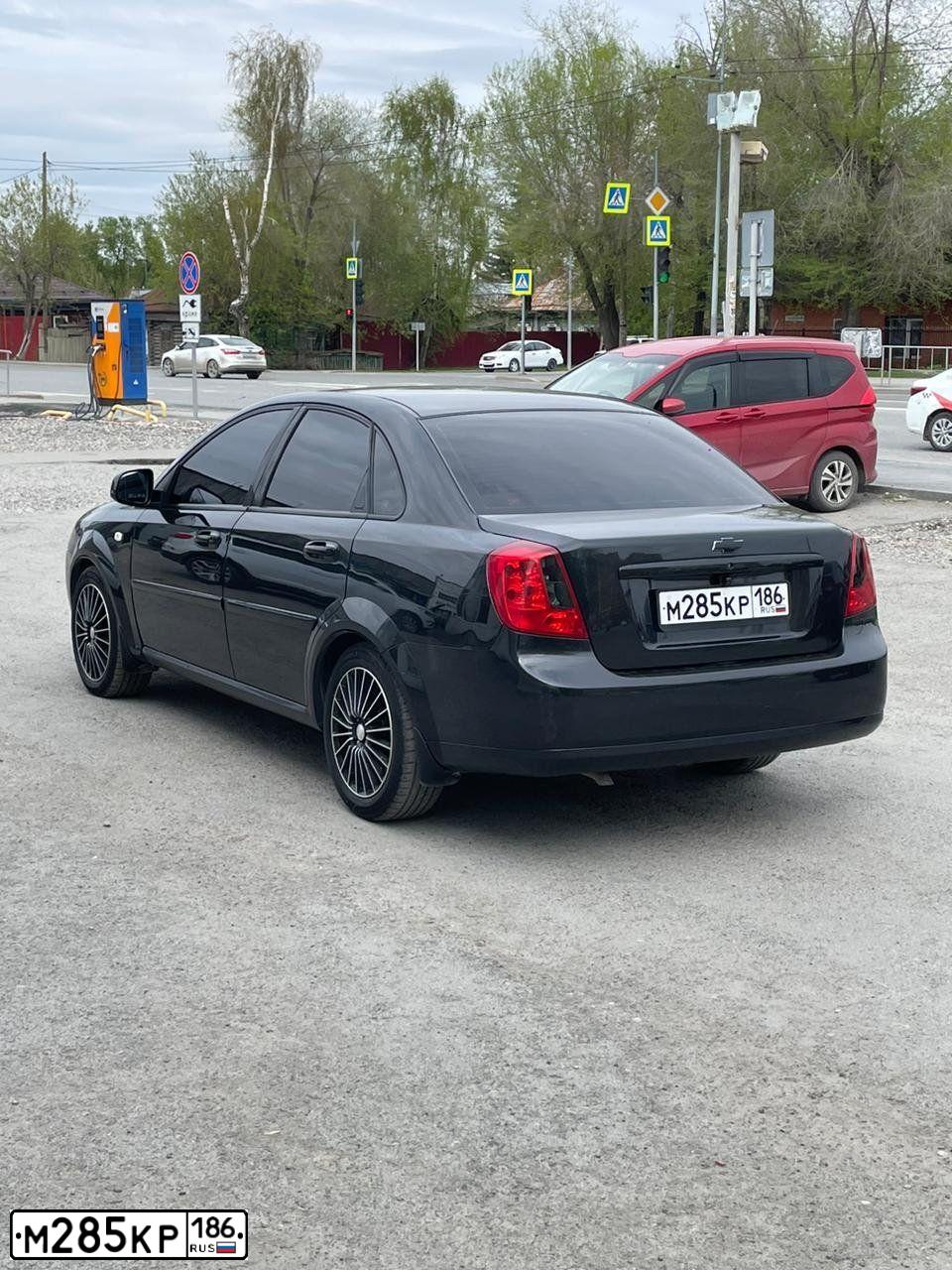 Фото автомобиля CHEVROLET LACETTI, 2012 — госномер М285КР186. Цвет: ЧЕРНЫЙ