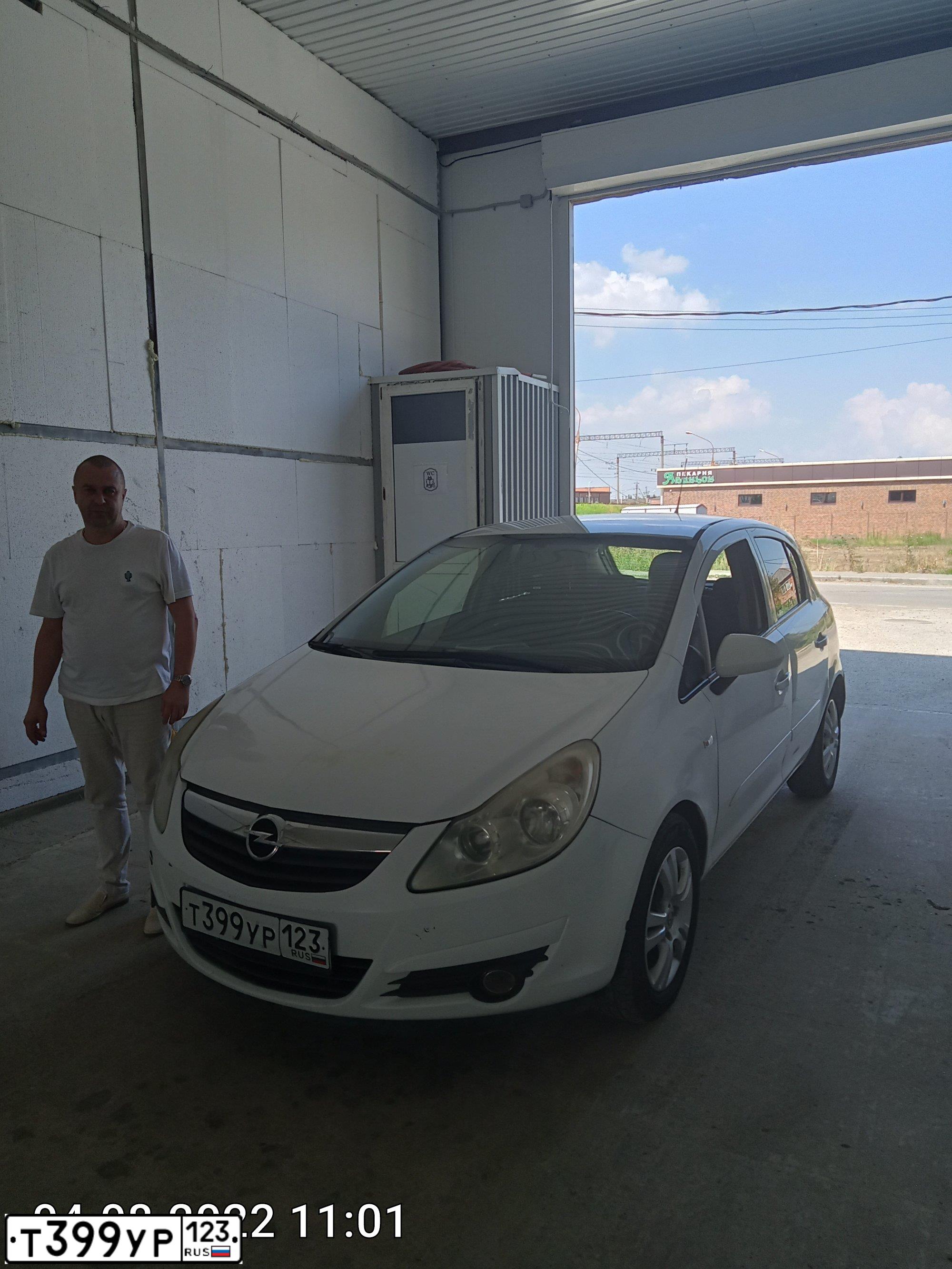 Фото автомобиля OPEL CORSA, 2007 — госномер Е892ХО124. Цвет: Белый