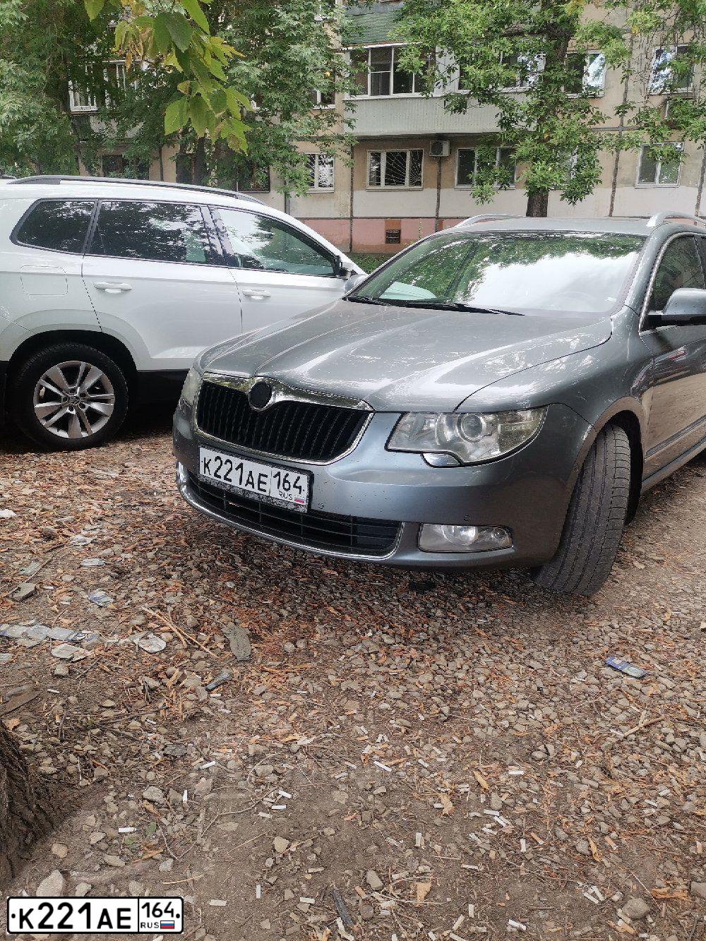 Фото автомобиля SKODA SUPERB, 2012 — госномер К221АЕ164. Цвет: СЕРЫЙ