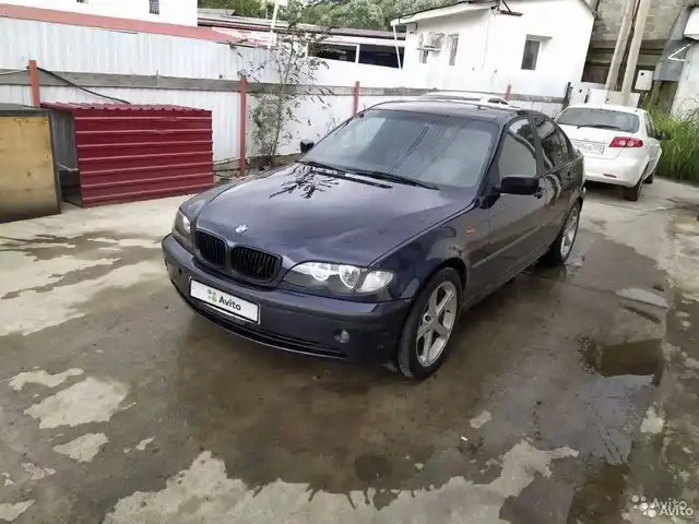 Фото автомобиля БМВ 320 I, 2001 — госномер Р965КН198. Цвет: Темно-синий