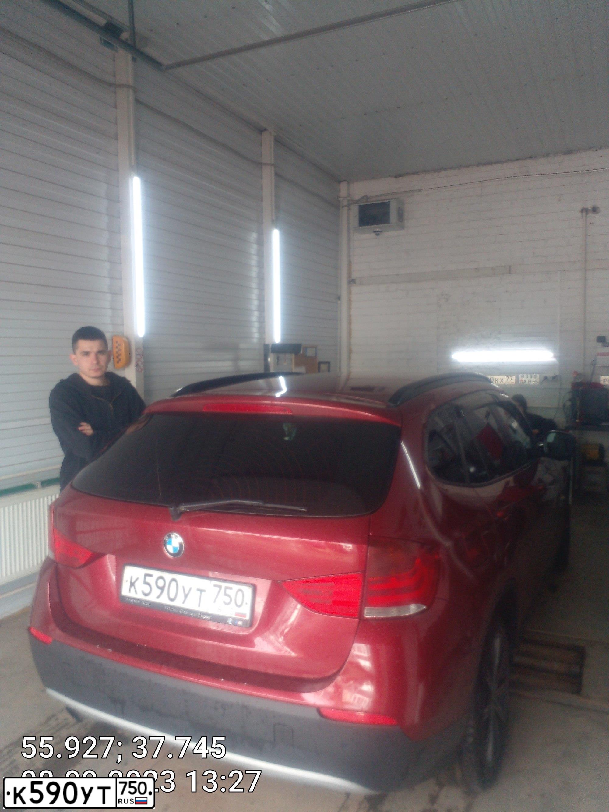 Фото автомобиля BMW X1, 2011 — госномер К590УТ750. Цвет: КРАСНЫЙ МЕТАЛЛИК