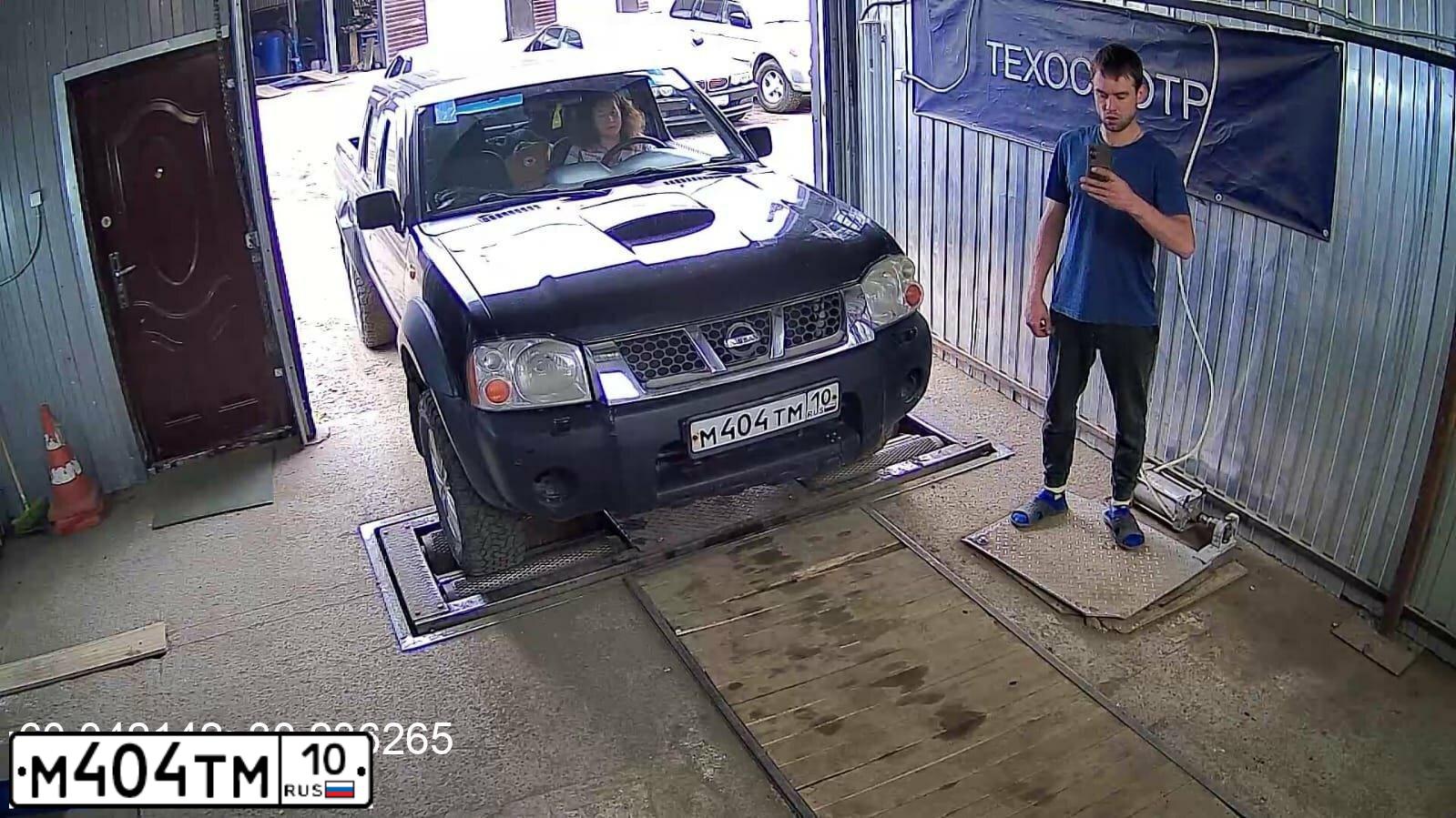 Фото автомобиля NISSAN NP 300, 2008 — госномер С696ВХ198. Цвет: ЧЕРНЫЙ