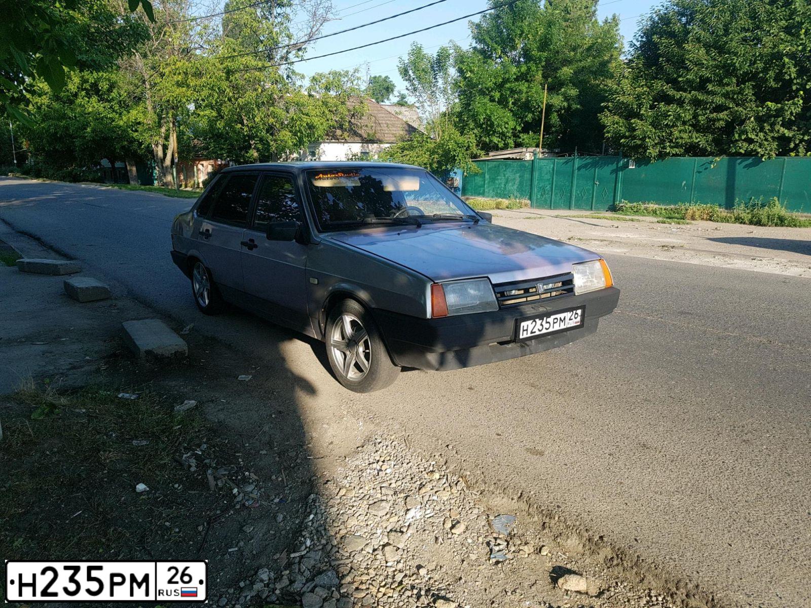 Фото автомобиля LADA 2109 SAMARA, 2000 — госномер Н235РМ26. Цвет: БЕЖЕВО-РОЗОВЫЙ