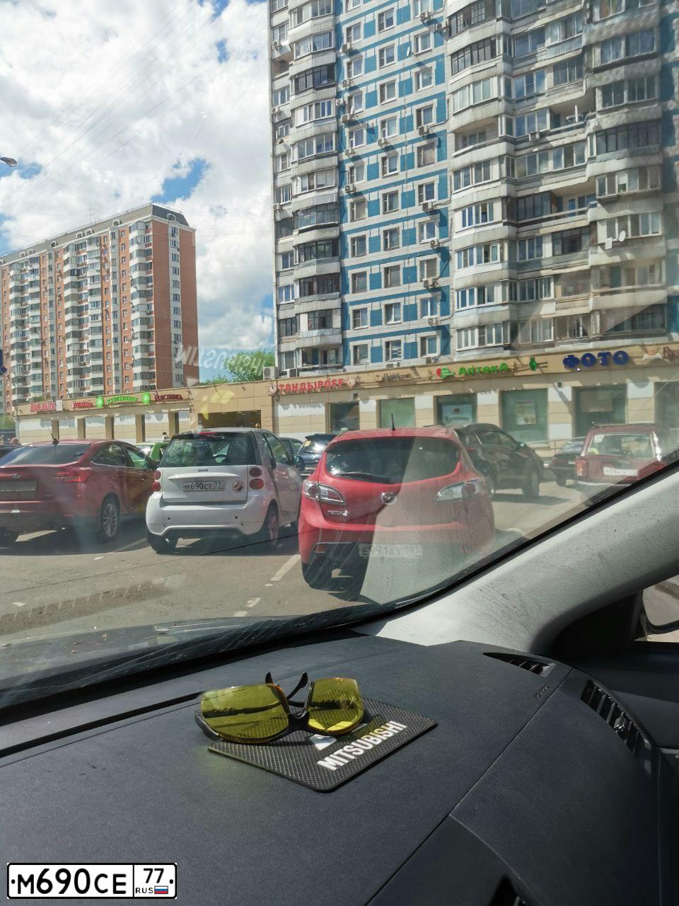 Фото автомобиля SMART FORTWO, 2012 — госномер М690СЕ77. Цвет: БЕЛЫЙ
