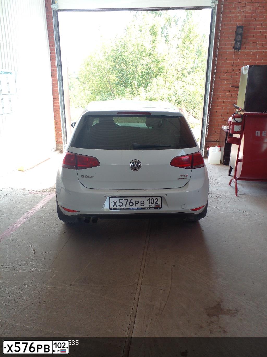 Фото автомобиля VOLKSWAGEN GOLF, 2013 — госномер Е363ММ702. Цвет: Белый