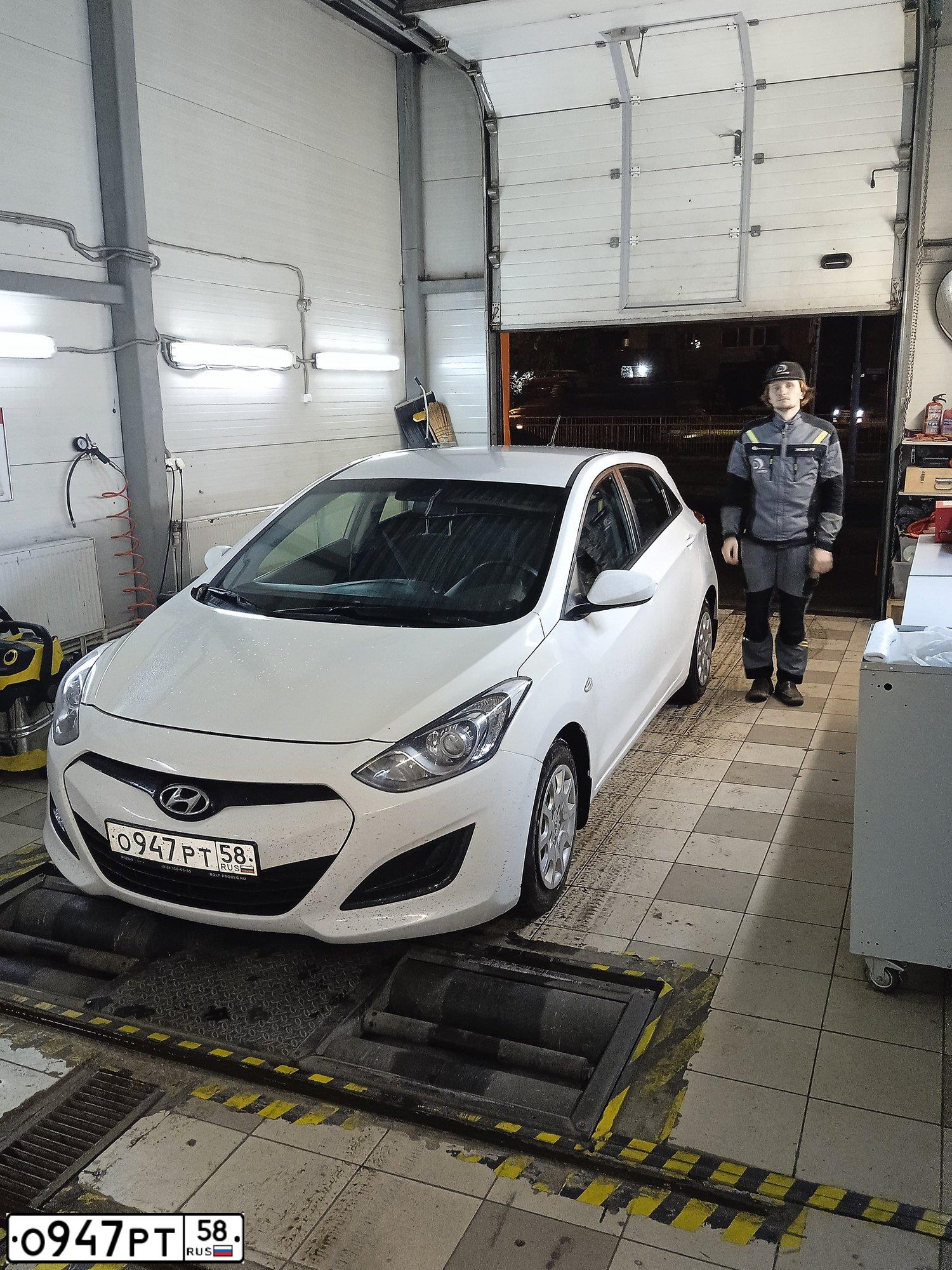 Фото автомобиля HYUNDAI I30, 2012 — госномер У318СА198. Цвет: Белый