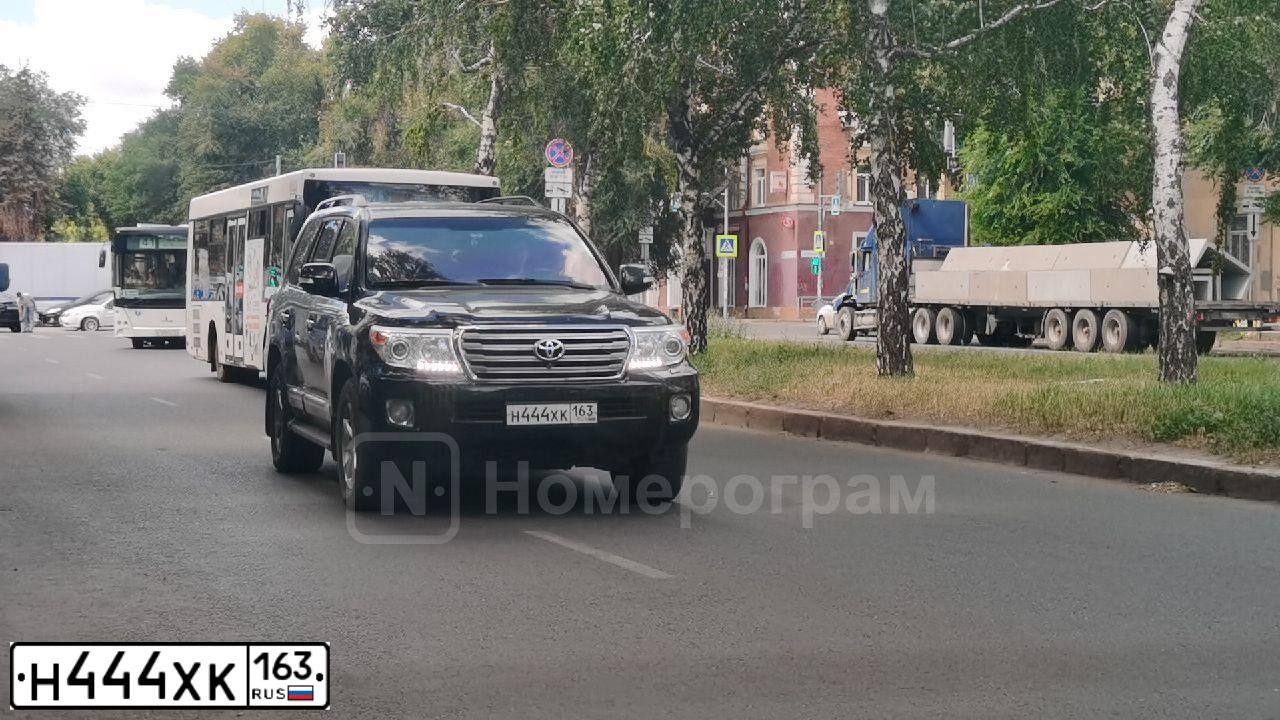 Фото автомобиля TOYOTA LAND CRUISER 200, 2012 — госномер М425УТ763. Цвет: ЧЕРНЫЙ