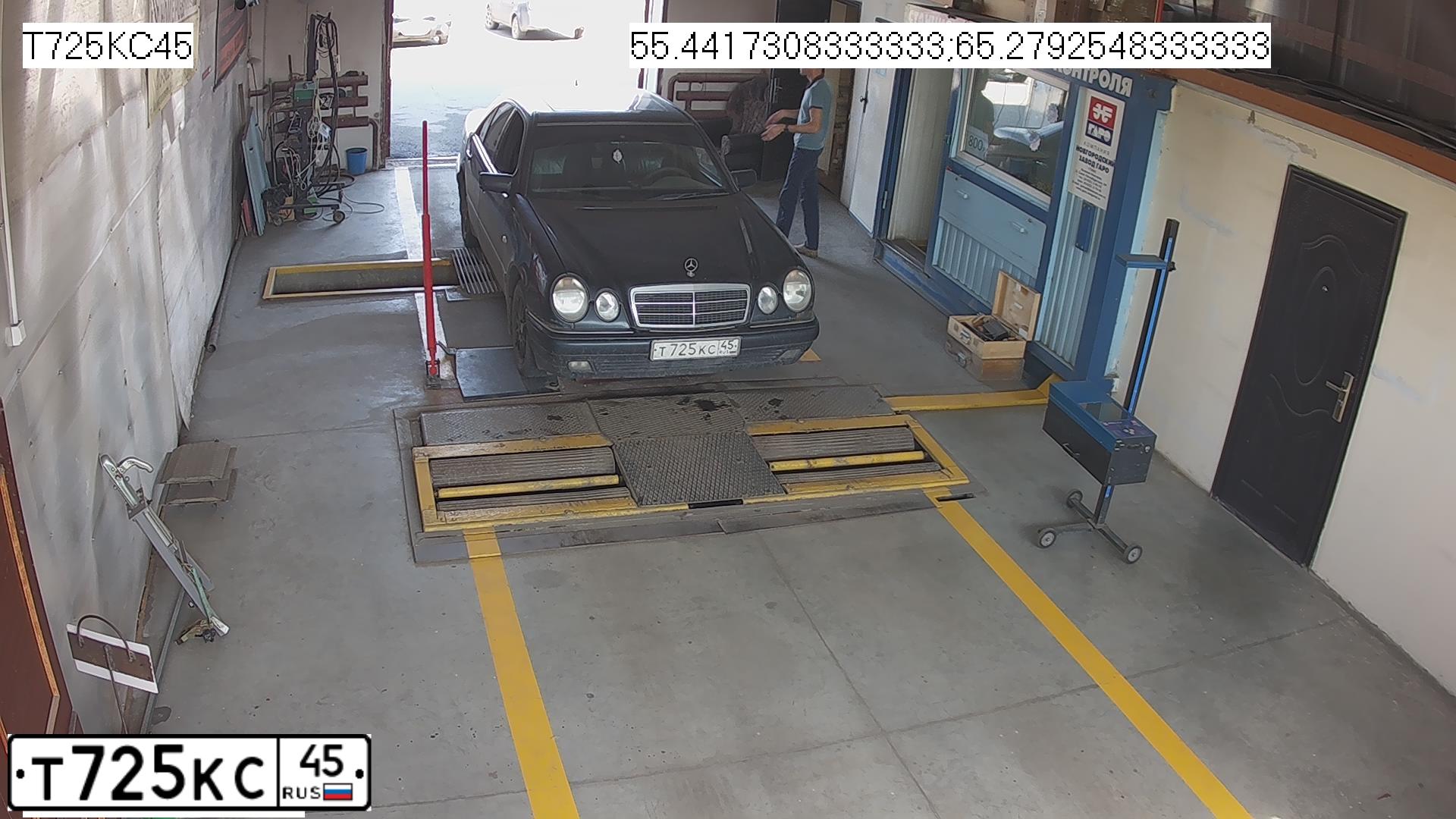 Фото автомобиля MERCEDES E-KLASSE, 1996 — госномер Т725КС45. Цвет: ЧЕРНЫЙ