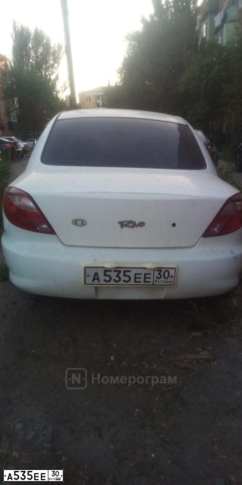 Фото автомобиля KIA RIO, 2002 — госномер А535ЕЕ30. Цвет: БЕЛЫЙ