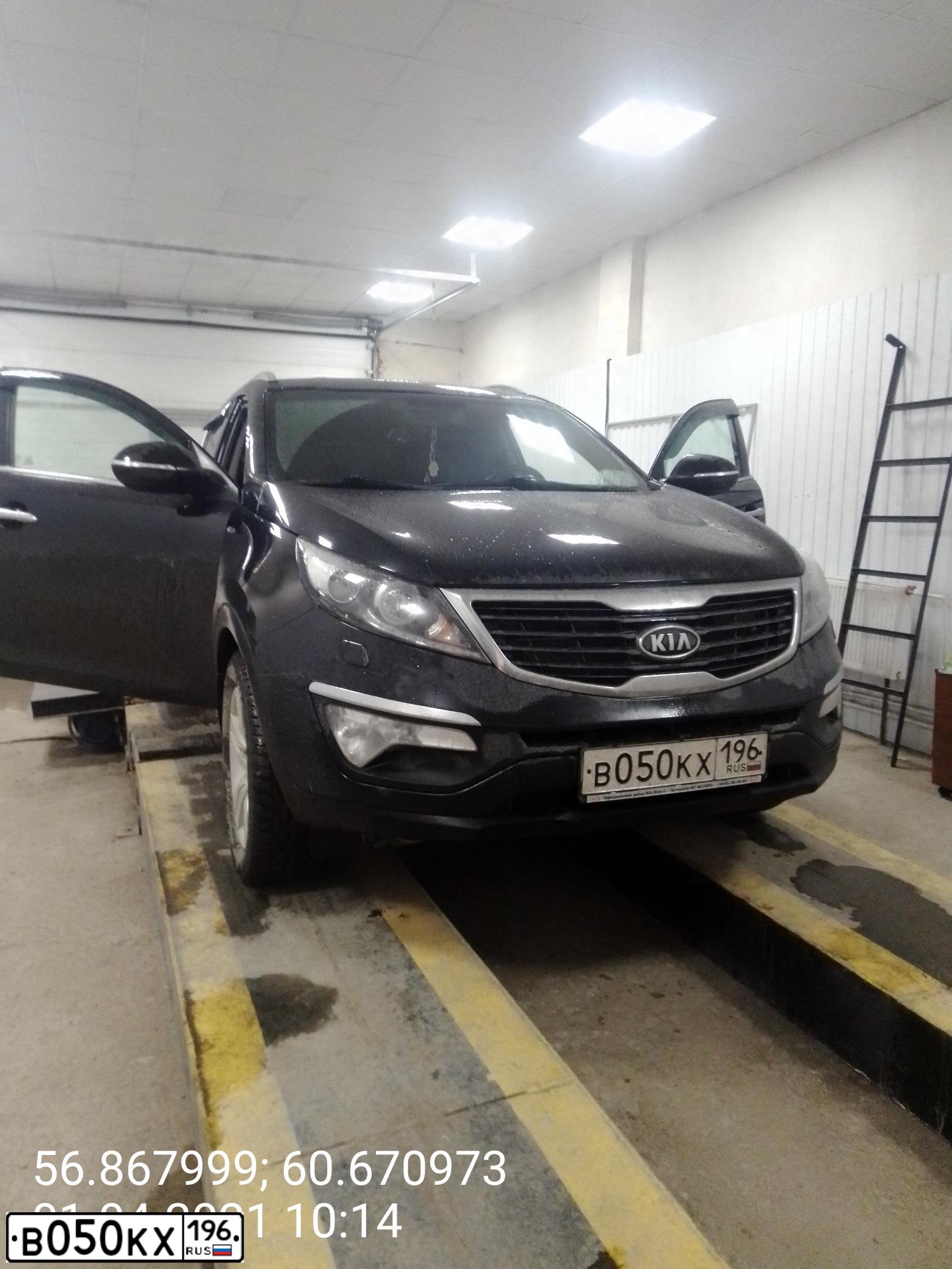 Фото автомобиля KIA SPORTAGE, 2012 — госномер В050КХ196. Цвет: ЧЕРНЫЙ