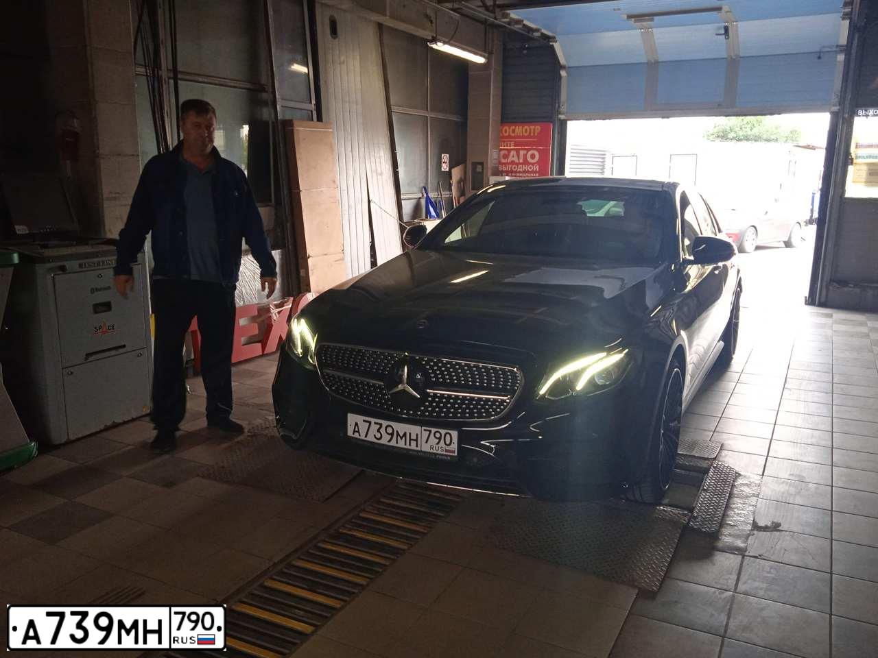 Фото автомобиля MERCEDES E-KLASSE, 2017 — госномер У982ОС799. Цвет: ЧЕРНЫЙ